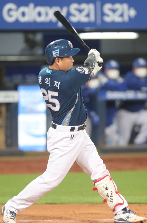 29일 오후 대구 삼성라이온즈파크에서 열린 '2021 프로야구 신한은행 SOL KBO리그' 삼성 라이온즈와 NC 다이노스의 경기, 7회초 무사 상황 NC 4번타자 양의지가 좌중간 2루타를 때려 사이클링 히트를 기록하고 있다. 2021.4.29/뉴스1 © News1 공정식 기자