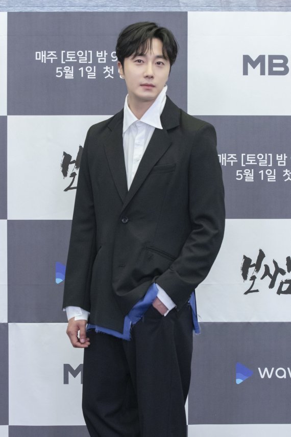 [서울=뉴시스]MBN 새 주말드라마 '보쌈 - 운명을 훔치다'(극본 김지수·연출 권석장) 제작발표회가 30일 네이버 TV를 통해 생중계됐다. 현장에는 배우 정일우, 권유리, 신현수가 참석했다.(사진=MBN 제공)2021.04.30 photo@newsis.com *재판매 및 DB 금지