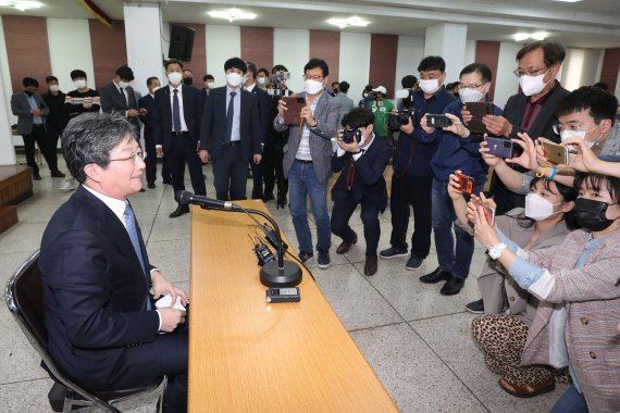 유승민 전 의원이 30일 오후 대구 수성구 국민의힘 대구시당에서 열린 기자간담회에 참석해 취재진 요청에 잠시 마스크를 벗어 얼굴을 보이고 있다. 2021.4.30/뉴스1 © News1 공정식 기자