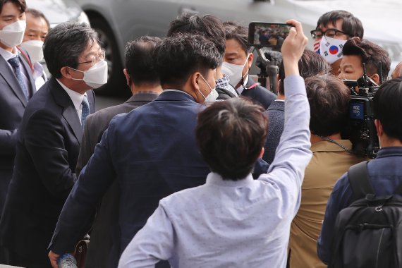 유승민 전 미래통합당(현 국민의힘) 의원이 30일 오후 대구 수성구 국민의힘 대구시당에서 예정된 기자간담회에 참석하기 위해 당사로 향하고 있다. 우리공화당 당원 일부가 유 전 의원 대구 방문에 항의하며 길을 막아 잠시 혼잡이 빚어지고 있다. 2021.4.30/뉴스1 © News1 공정식 기자