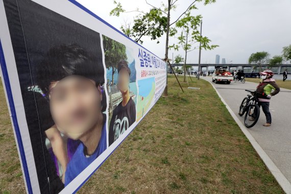 “왜 죽었는지 밝혀 달라, 그래야 보내지”..'한강 대학생' 아버지 눈물의 호소