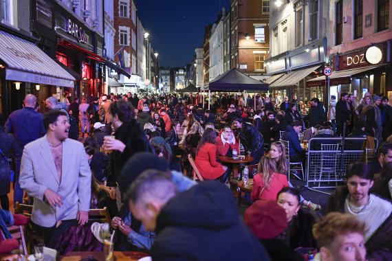 [런던=AP/뉴시스]런던 소호 식당가의 야외 테이블에 사람들이 몰려 있다. 2021.4.12.