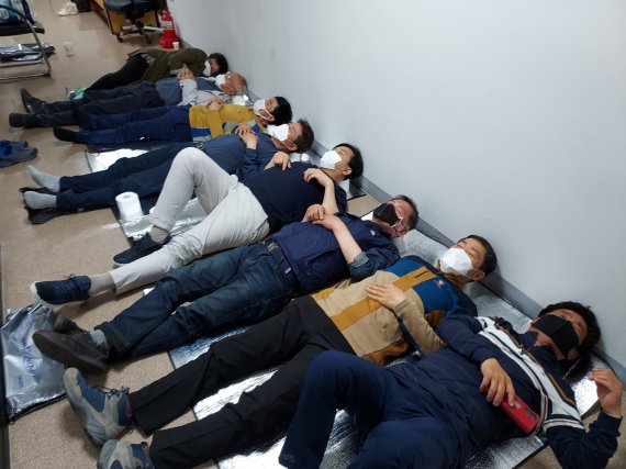 [광주=뉴시스]김석훈 기자 = 4월 30일 밤 광주광역시도시공사 사장실 앞 복도에서 광주 첨단 3지구 토지소유주들이 도시공사의 사과를 요구하며 농성을 벌이고 있다. (사진=독자 제공) 2021.04.30. photo@newsis.com *재판매 및 DB 금지