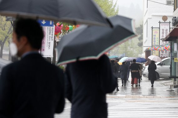 서울시내 거리에서 시민들이 우산을 쓰고 있다. /뉴스1 DB