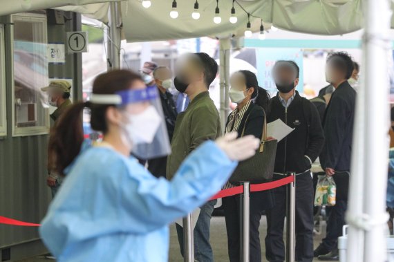 지난 4월 29일 서울 중구 서울역광장에 마련된 신종 코로나바이러스 감염증(코로나19) 임시선별진료소에서 시민들이 검사를 받고 있다. 2021.4.29/뉴스1 © News1 성동훈 기자