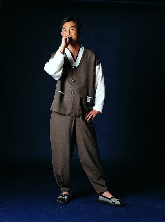 거제 옥화마을에 귀어한 홍수명 이장이 패션디자이너 시절 '대한민국'이란 브랜드의 한복 촬영을 하며 직접 모델을 하고 있다. © 뉴스1