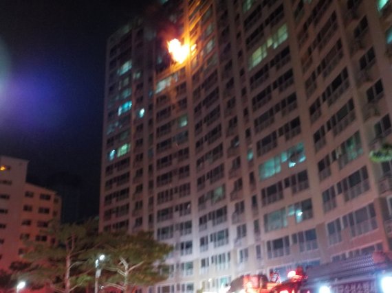 1일 새벽 대구 수성구의 아파트 15층에서 원인 모를 불이 났다. 이 불로 소방서 추산 6000여만원의 피해가 발생했으나 다행히 인명피해는 없었다.(대구소방안전본부 제공) © 뉴스1