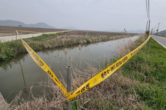 [인천=뉴시스] 김동영 기자 = 21일 오후 인천 강화군 삼산면에서 숨진 여성이 발견된 농수로. 2021. 4.22. dy0121@newsis.com