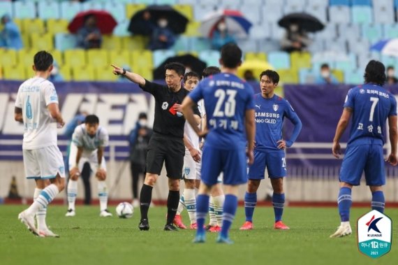수원과 포항의 경기에서 퇴장 당하는 신광훈© 뉴스1