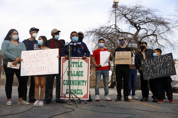 [시카고=AP/뉴시스] 시카고의 리틀빌리지 커뮤니티 위원회 멤버들이 4월6일 13세의 애담 톨레도가 경찰이 총을 맞고 숨진데 항의하는 집회를 열고 있다.