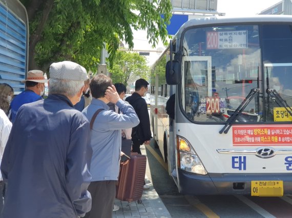 목포 시내버스 회사인 태원여객·유진운수가 7월부터 휴업을 선언한 가운데 목포역 앞에서 시민들이 버스에 오르고 있다.2021.5.1 /뉴스1