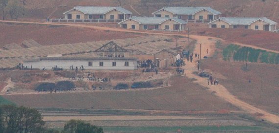 경기 파주 접경지역에서 바라본 북한 개풍군 마을 일대에서 주민들이 밭일 등을 하고 있다. 2021.4.26/뉴스1 © News1 안은나 기자