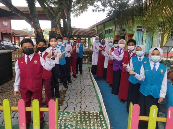 [창원=뉴시스] 통영 벽방초의 말레이시아 교류학교 학생들. *재판매 및 DB 금지