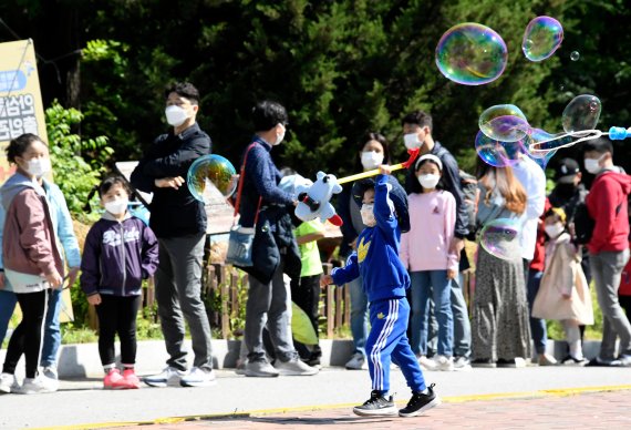 어린이날을 3일 앞둔 일요일인 2일 서울 능동 어린이대공원을 찾은 시민들이 휴일을 즐기고 있다. 사진=박범준 기자