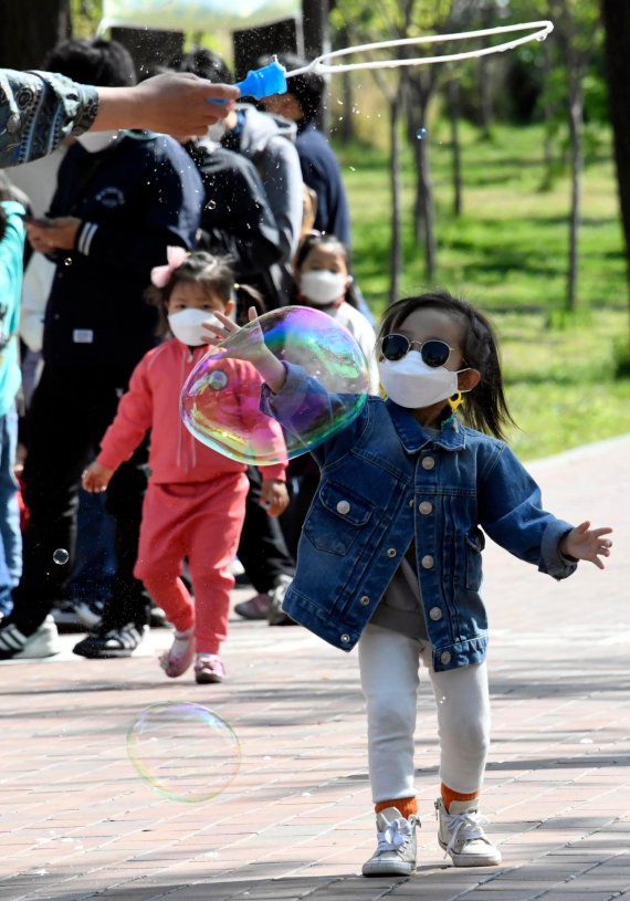 어린이날을 3일 앞둔 일요일인 2일 서울 능동 어린이대공원을 찾은 시민들이 휴일을 즐기고 있다. 사진=박범준 기자