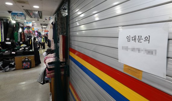 [서울=뉴시스]코로나19 여파로 경기 침체가 이어지고 있는 가운데 지난달 20일 오후 서울 중구 평화시장에 손님이 없어 한적하다. (사진= 뉴시스 DB) photo@newsis.com
