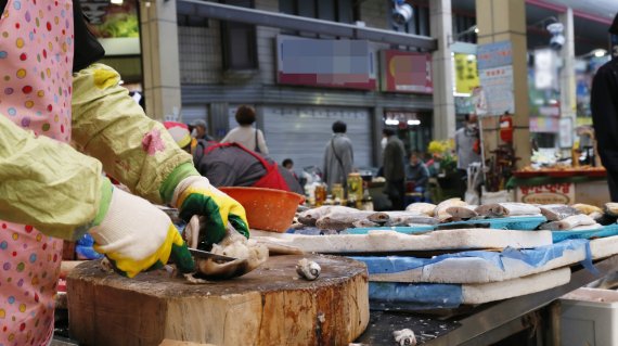 [청주=뉴시스] 이민우 기자 = 2일 오전 10시 충북 청주시 육거리종합시장에서 한 상인이 오징어를 손질하고 있다. 2021.05.02. lmw38337@newsis.com *재판매 및 DB 금지