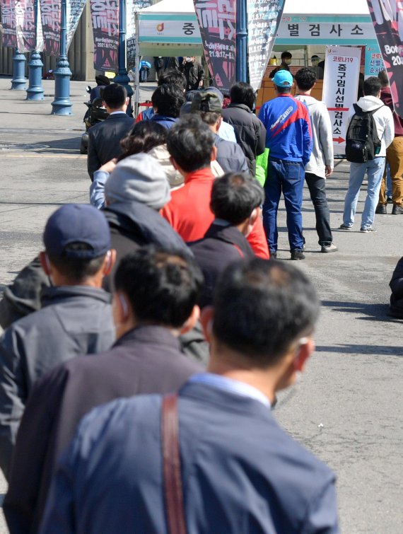 코로나19 확산세가 이어지면서 2일 신규확진자가 나흘째 600명대를 기록했다. 서울역 광장에 마련된 임시선별진료소를 찾은 시민들이 코로나19 검사를 받기 위해 순서를 기다리고 있다. 사진=박범준 기자