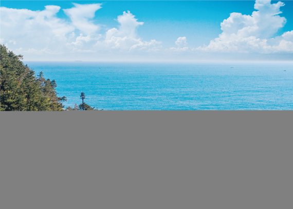아름다운 해운대 해변가 절경을 만끽할 수 있는 ‘해운대 해변열차’와 ‘스카이캡슐’이 미포~청사포 구간을 지나고 있다. 해운대 블루라인 파크 제공
