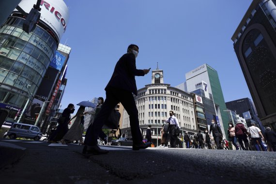 [도쿄=AP/뉴시스]30일 일본 도쿄의 긴자 거리를 마스크를 착용한 시민들이 걷고 있다. 2021.04.30.