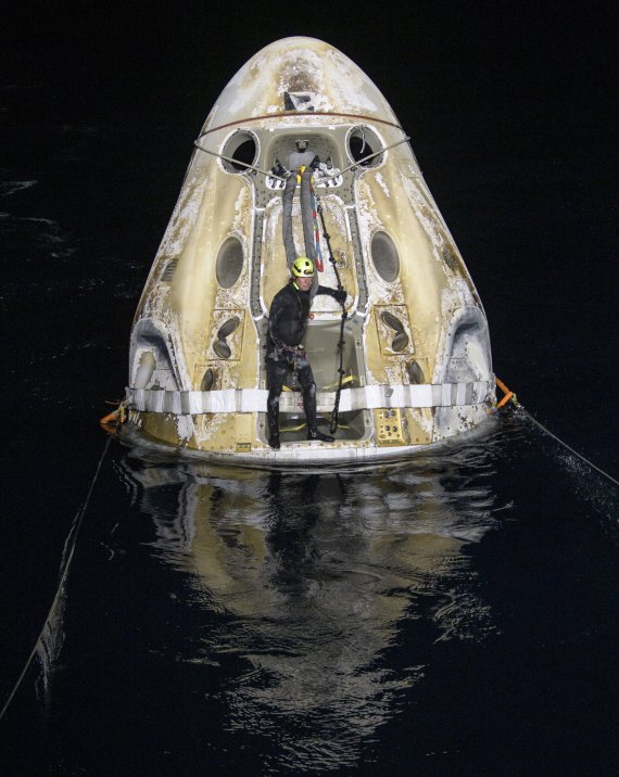[AP/뉴시스] 미국 플로리다주 멕시코만 바다에 2일 새벽 3시 조금 지나 ISS에서 지구귀환한 유인우주선 캡슐 리질리언스를 지상 회수팀이 끌고 있다. 캡슐은 착수 20여 분 후 인양돼 비행사 4명이 지구 땅을 밟았다