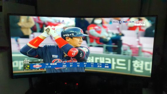 삼성전자의 2021년형 고해상도 모니터 'S65UA'를 통해 본 프로야구 한 장면. 롯데 자이언츠 이대호가 타석에 들어서고 있다. © News1 정상훈 기자