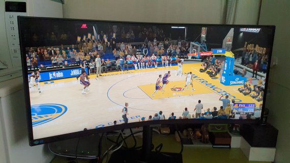 삼성전자의 2021년형 고해상도 모니터 'S65UA'로 'NBA2K21'를 플레이하는 모습. © News1 정상훈 기자