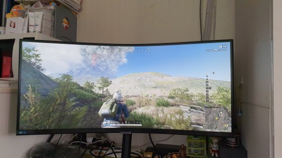 삼성전자의 2021년형 고해상도 모니터 'S65UA'로 '배틀그라운드'를 플레이하는 모습. © News1 정상훈 기자