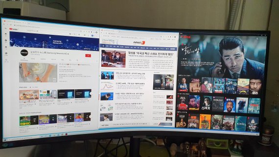 삼성전자의 2021년형 고해상도 모니터 'S65UA' 화면창에 삼성전자 유튜브 채널과 뉴스1 메인 홈페이지, 그리고 넷플릭스를 띄워봤다. © News1 정상훈 기자