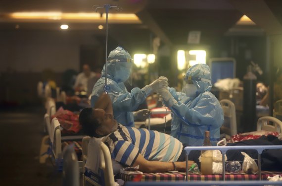 [뉴델리=AP/뉴시스]30일(현지시간) 인도 뉴델리에서 있는 임시병원에서 의료진들이 코로나19 환자를 돌보고 있다. 2021.05.01.