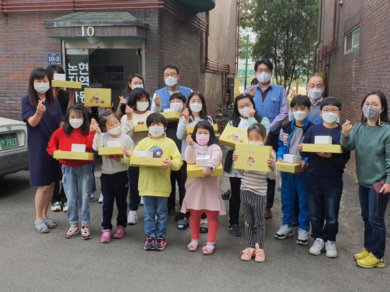 포스코건설 임직원들이 어린이날을 맞아 인천 논현지역 아동센터 어린이들에게 선물을 전달하고 기념촬영을 하고 있다.