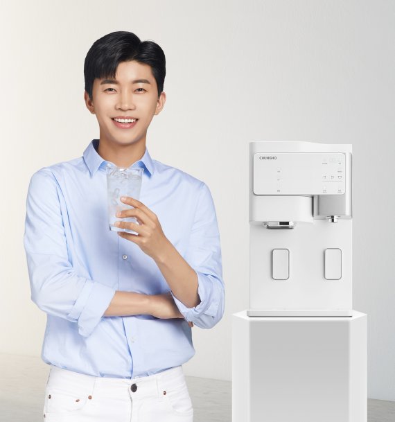 임영웅과 살균 얼음정수기 세니타. 청호나이스 제공.