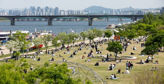 2일 오후 서울 여의도 한강공원에서 시민들이 봄나들이를 하고 있다. 2021.5.2/뉴스1 © News1 안은나 기자