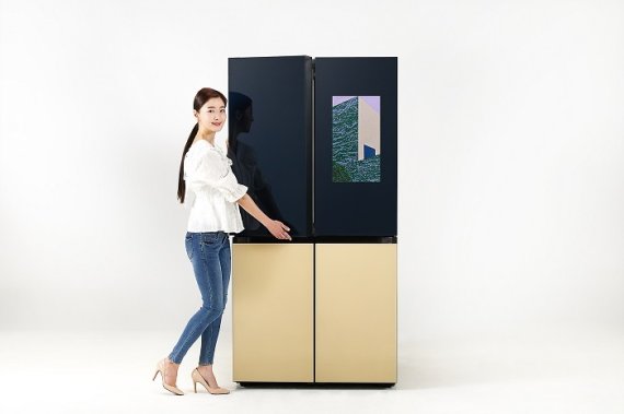 삼성전자 모델이 수원 삼성 디지털시티에서 신제품 '비스포크 냉장고 패밀리허브'를 소개하고 있다.(삼성전자 제공) © 뉴스1