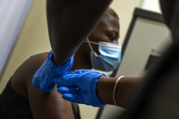 [요하네스버그=AP/뉴시스]지난해 11월30일 남아공 요하네스버그 외곽의 한 병원에서 자원봉사자가 백신을 맞고 있다. 2021.05.03.