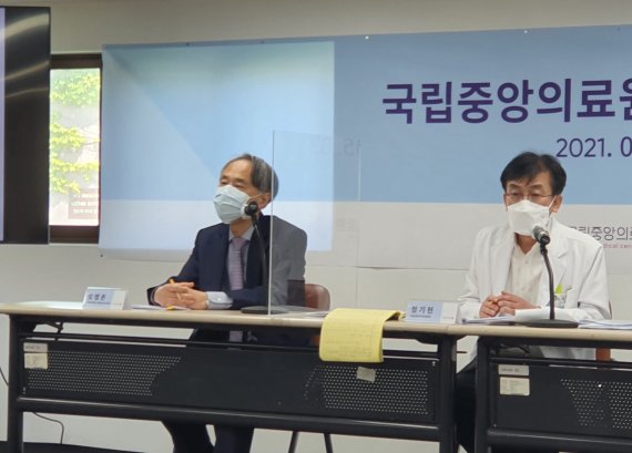 국립중앙의료원은 3일 서울 을지로 국립중앙의료원에서 기자간담회를 개최했다. 오명돈 신종감염병 중앙임상위원장(왼쪽)이 '백신전략과 집단면역'에 대해 발표하고 있다.