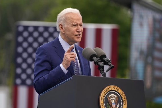 [덜루스=AP/뉴시스]조 바이든 미국 대통령이 지난 4월29일 취임 100일을 맞아 조지아 덜루스의 인피니트 에너지 센터에서 열린 집회에 참석해 연설하고 있다. 2021.05.03.