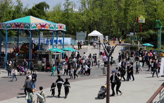 어린이날을 앞둔 2일 서울 광진구 어린이대공원 놀이동산이 나들이 나온 시민들로 붐비고 있다. 2021.5.2/뉴스1 © News1 박세연 기자