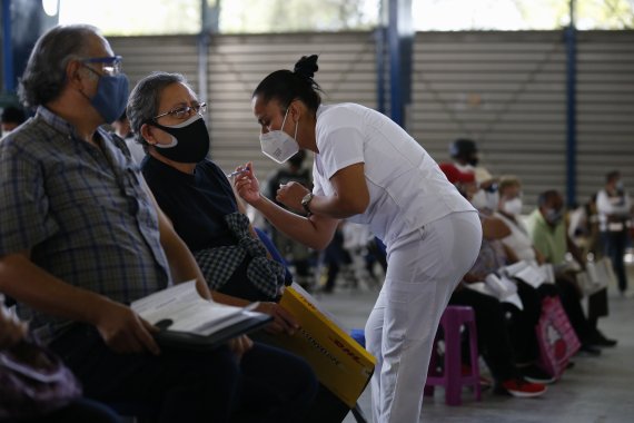 [멕시코시티=AP/뉴시스]지난 2월24일(현지시간) 멕시코 수도 멕시코시티의 이스타칼코 자치구에서 한 남성이 코로나19 백신을 접종하고 있다. 2021.05.03.