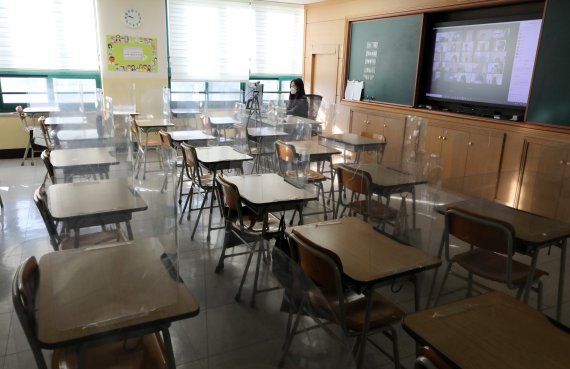 [서울=뉴시스] 서울 노원구의 한 초등학교에서 선생님이 비대면으로 수업을 진행하고 있다. 위 사진은 기사와 관계 없음. (사진= 뉴시스 DB) photo@newsis.com