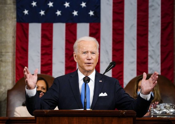 [워싱턴=AP/뉴시스]조 바이든 미국 대통령이 28일(현지시간) 워싱턴DC 국회의사당에서 첫 상·하원 합동 연설을 하고 있다. 2021.04.29.
