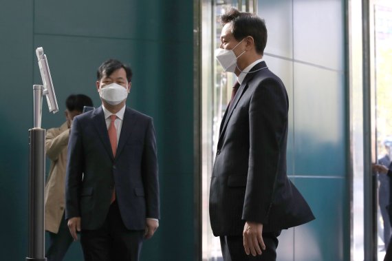 오세훈 서울시장(오른쪽)과 조인동 행정1부시장. 2021.4.8/뉴스1 © News1 오대일 기자