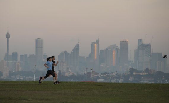 [시드니=AP/뉴시스] 4월28일(현지시간) 호주 시드니 공원에서 사람들이 뛰고 있다. 2021.05.03.