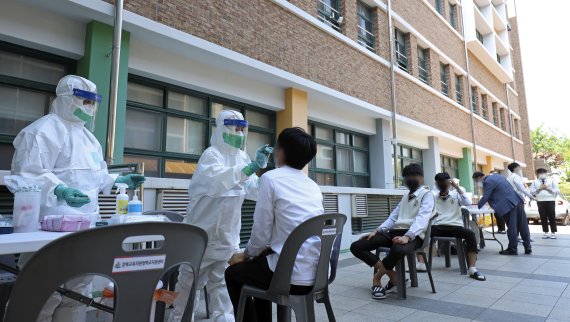 3일 오후 울산 북구 마이스터고등학교에 설치된 신종 코로나바이러스 감염증(코로나19) 이동형 PCR 검사소에서 학생들이 검사를 받고 있다. /사진=뉴스1