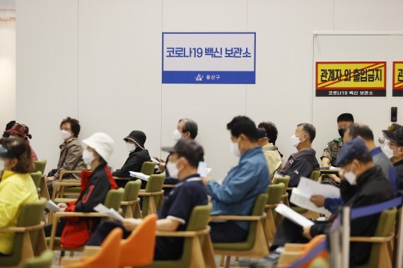 코로나19 백신 수급 불균형이 발생하고 있는 가운데 3일 오전 서울 용산구 예방접종센터에서 시민들이 백신 접종을 기다리고 있다. 뉴스1화상