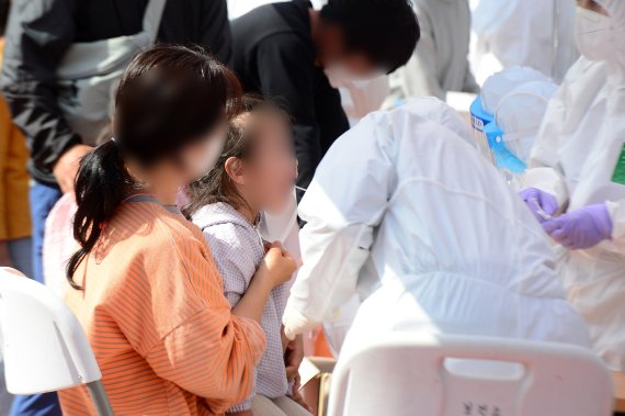 3일 오후 전남 고흥군 박지성공설운동장에 설치된 임시 선별진료소에서 한 아이가 신종 코로나바이러스 감염증(코로나19) 진단 검사를 받고 있다. 2021.5.3/뉴스1 © News1 정다움 기자