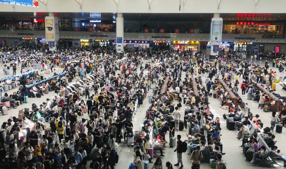 3일 중국 당국은 노동절 연휴(1~5일) 기간에 2억6500만명의 중국인이 여행을 즐길 것으로 추정했다. 중국 장시성 난창 기차역에 노동절 연휴기간에 여행을 떠나는 중국인들이 몰려 있다. AP뉴시스