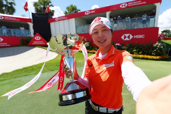 지난 2일(한국시간) 싱가포르 센토사GC에서 열린 LPGA투어 HSBC 위민스 월드챔피언십에서 통산 4승째를 거둔 김효주가 우승 트로피를 들고 활짝 웃고 있다. 김효주는 우승 뒤 도쿄 올림픽 출전 의지를 내보였다. LPGA 제공