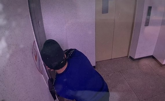 대전 중구 한 아파트에서 절도범이 범죄대상을 물색하기 위해 문 앞에 귀를 대고 있는 모습.(사진=대전경찰청 제공) *재판매 및 DB 금지