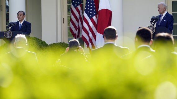 [워싱턴=AP/뉴시스]조 바이든 미국 대통령과 스가 요시히데 일본 총리가 4월 16일(현지시간) 백악관에서 첫 정상회담을 마친 뒤 로즈가든에서 공동 기자회견을 하고 있다. 2021.04.17.